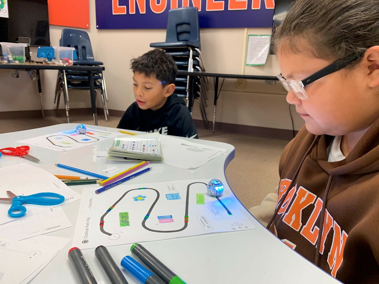 Student engage with screen-free coding using Ozobots